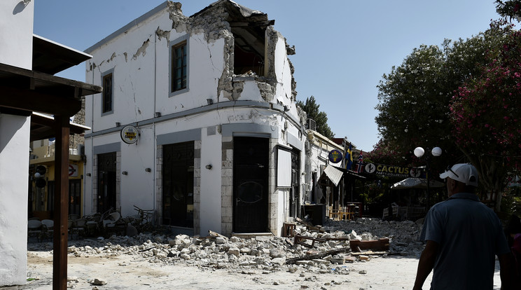 A földrengés 
sok épületet megrongált, az utcák
törmelékkel vannak tele /Fotó: AFP