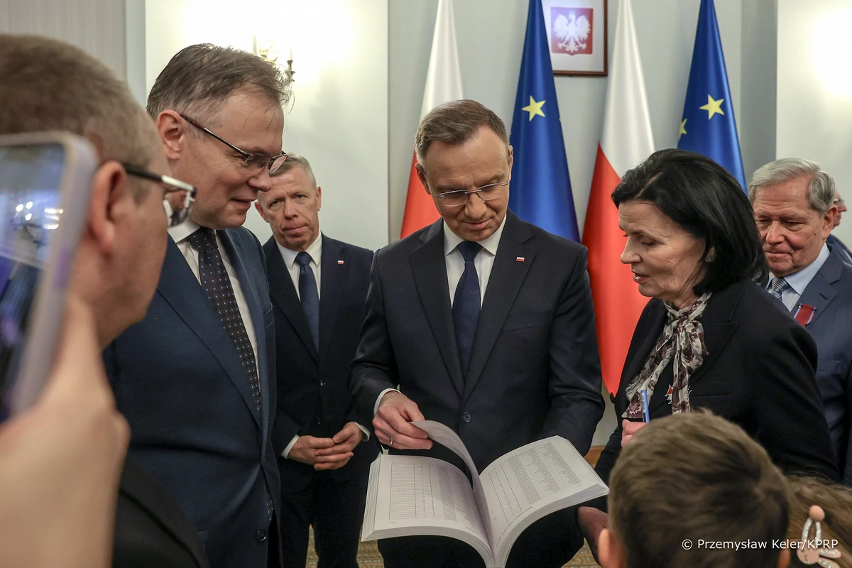  Księgowa Rydzyka odznaczona przez Andrzeja Dudę. Prezydent przypomniał słowa Tuska