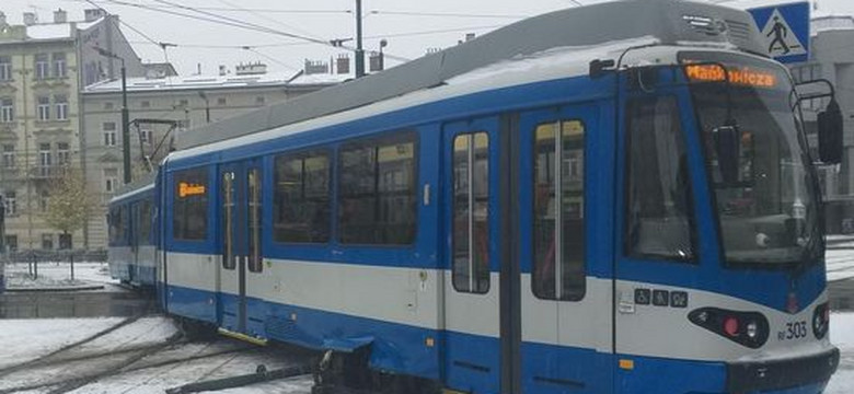 Wykolejenie tramwaju w centrum Krakowa. Pasażerowie mają problem, a internauci się śmieją
