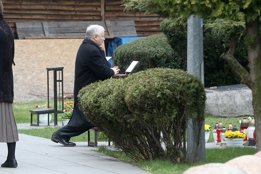 Kaczyński z koszyczkiem