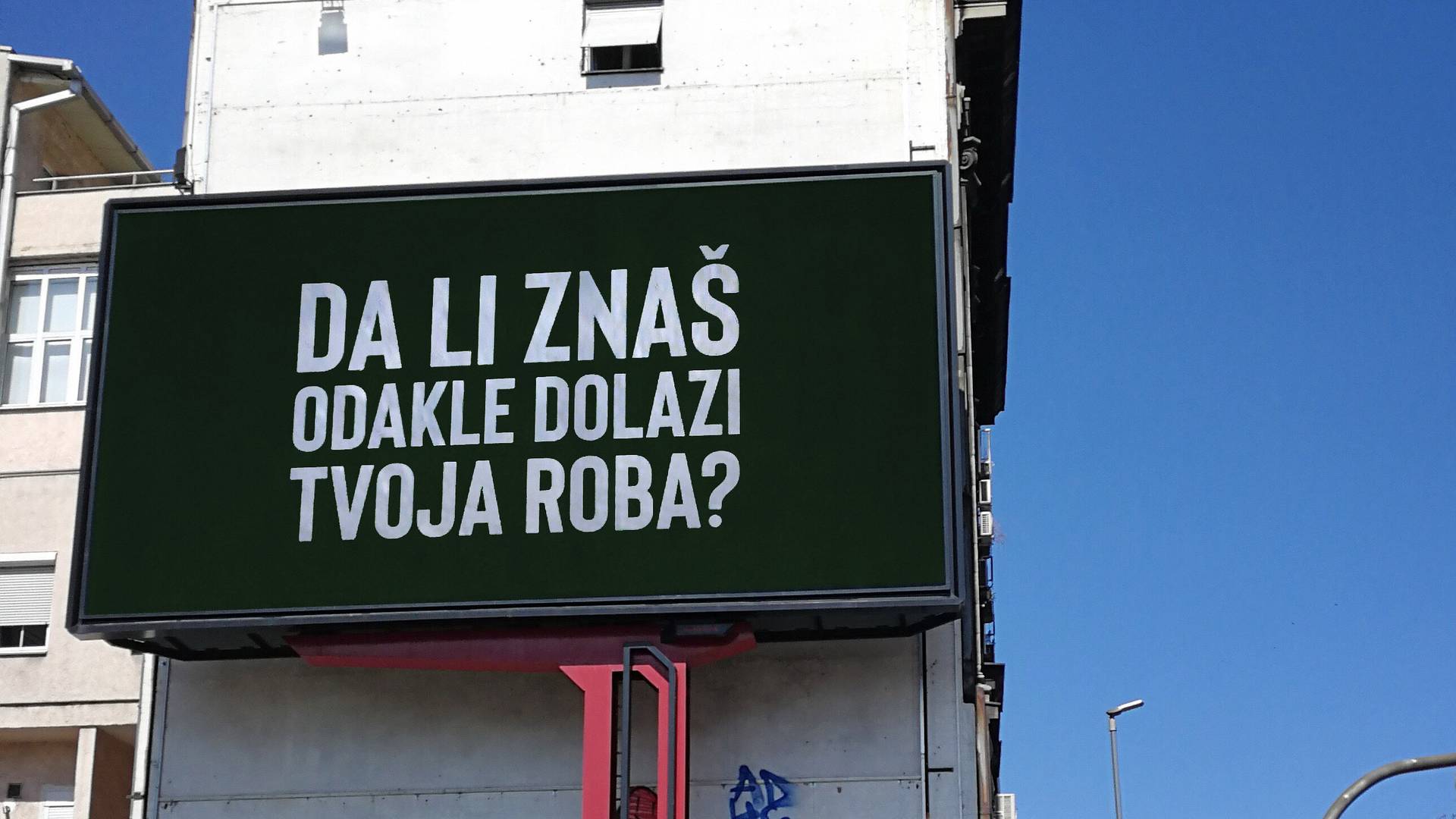 Šta stoji iza misteriozne poruke koja se pojavila na ulicama gradova i koju dele poznati?