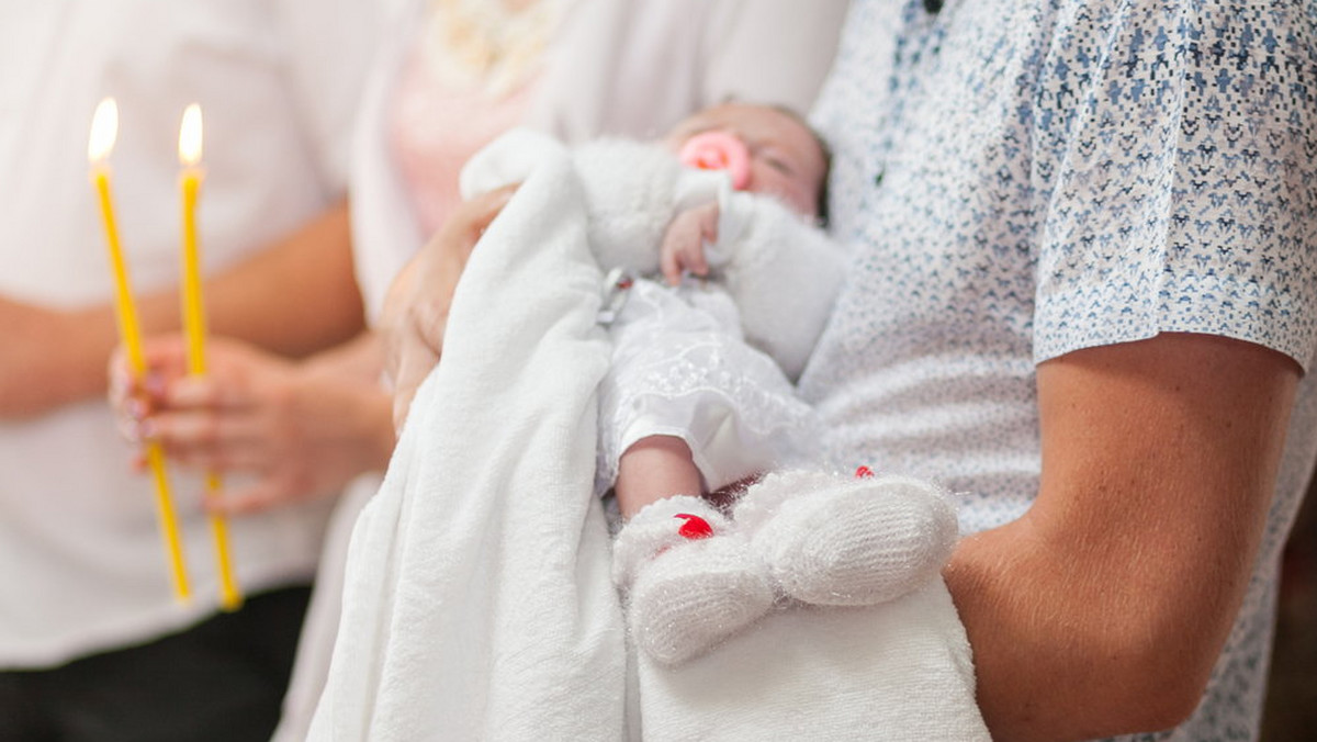 Chrzest dla wielu rodziców przestaje być oczywistością, którą trzeba "załatwić" zaraz po narodzinach malca. Dlaczego coraz rzadziej chrzcimy nasze dzieci?