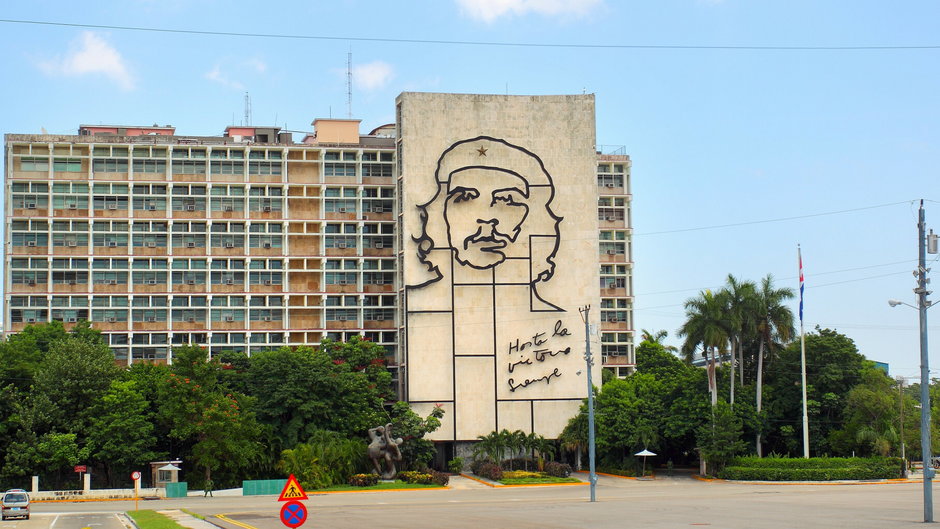 Portret Ernesto "Che" Guevary na fasadzie budynku w Hawanie