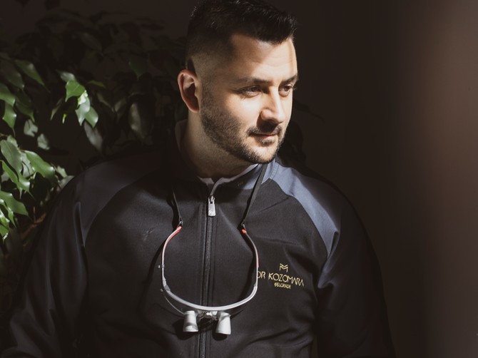 Primetili ste da svi imaju iste keramičke zube? Naš najpoznatiji stomatolog dr Kozomara radi sasvim dugačije
