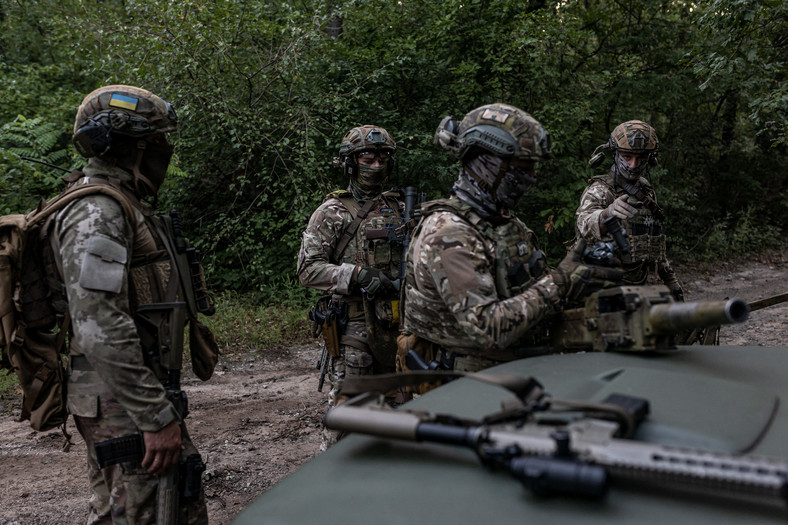 Ukraińscy żołnierze strzelają w kierunku Awdijiwki w obwodzie donieckim, 16 sierpnia 2023 r.