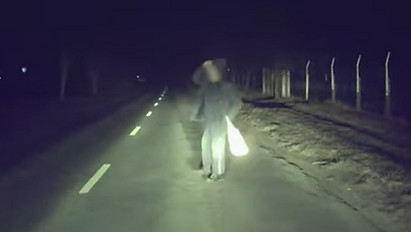Koromsötétben kószált egy részeg az úton: satufékkel mentették meg az életét – Videón a vérfagyasztó jelenet 