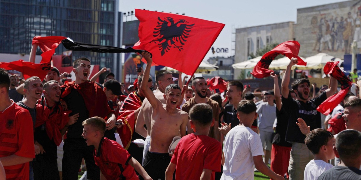 Policjant znalazł się w tłumie kibiców. Jego reakcja zaskakuje.