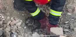 Ukraińscy strażacy dokonali cudu. W ostatniej chwili wyciągnęli tego malucha spod gruzów. Poruszający film!