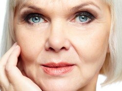 Makijaż zamiast liftingu: triki wizażytki, które pozwolą zamaskować opadającą powiekę