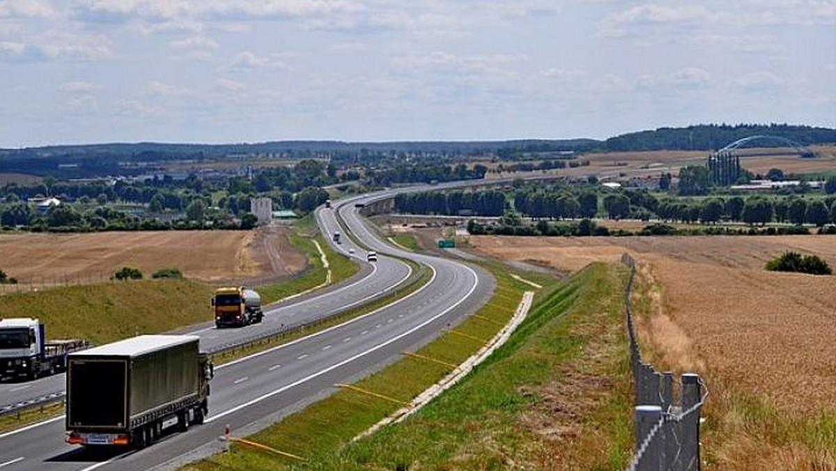 - Sześć firm złożyło oferty na zaprojektowanie i wybudowanie kolejnego, prawie 17-km odcinka drogi ekspresowej S3 na terenie województwa dolnośląskiego – poinformował wrocławski oddział GDDKiA. Trasa łączy zachodnie wybrzeże Polski z południem Europy.