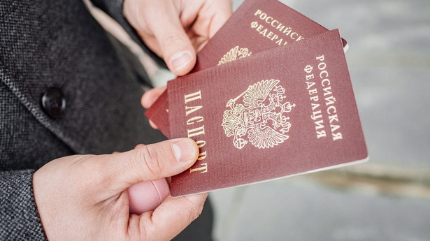 Rosja wydaje paszporty mieszkańcom Krymu od czasu aneksji półwyspu w 2014 r., a obecnie robi to również na innych niekontrolowanych przez rząd Ukrainy obszarach kraju