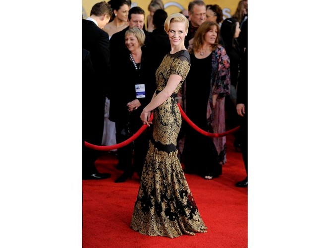 January Jones w czarno-złotej kreacji od Caroliny Herrery