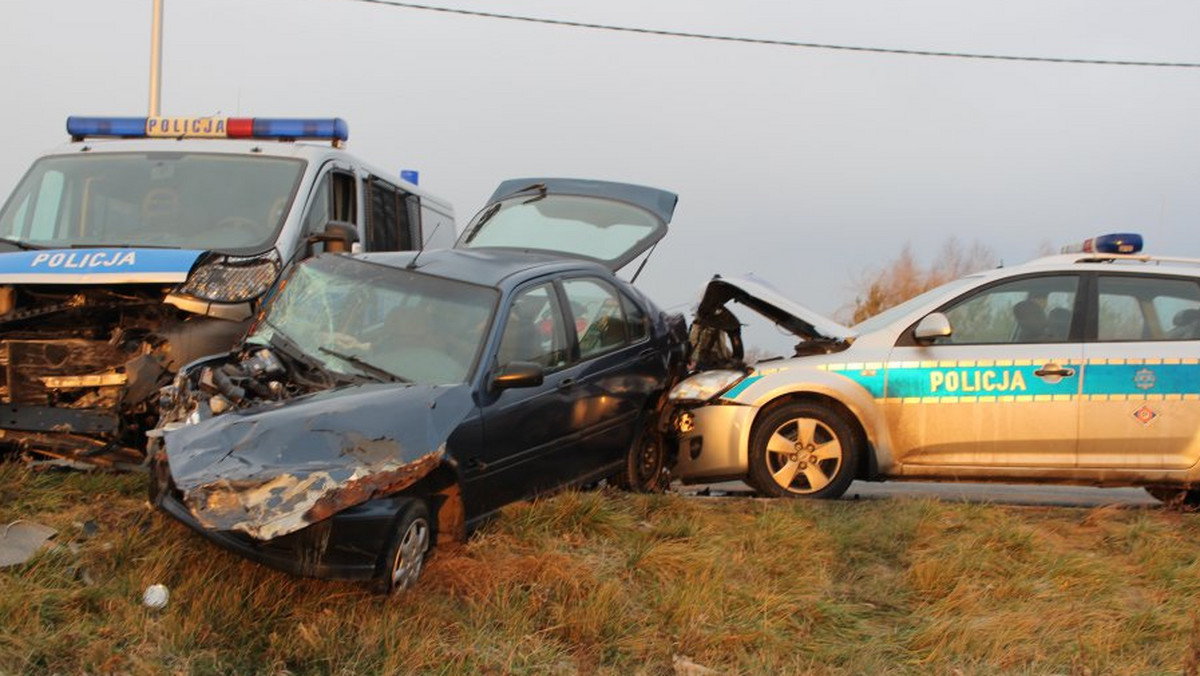 Pięć osób, w tym trzech policjantów zostało rannych w wyniku pościgu, jaki nad ranem rozegrał się na granicy województw świętokrzyskiego i podkarpackiego. Kierowcę hondy, który przez kilkanaście minut uciekał funkcjonariuszom, zatrzymała dopiero blokada, jaką ustawiono na drodze w kierunku Sandomierza.