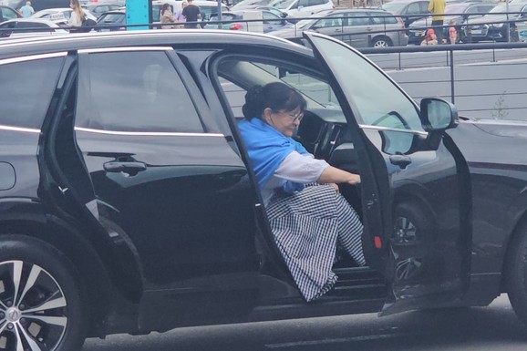 NAŠA PEVAČICA ODGAJILA DVE DEVOJČICE KOJIMA JE UMRLA MAMA Donela odluku u trenutku: "Nema potrebe da ih čuva ovaj ili onaj, ja ću"