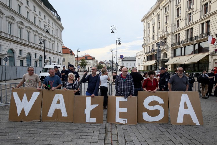 Uczestnicy kontrmanifestacji gromadzą się na Krakowskim Przedmieściu w okolicy Pałacu Prezydenckiego
