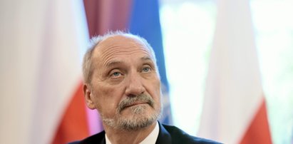 Google pyta dlaczego Macierewicz uciekł z Katynia!