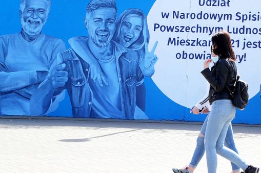 Mural przy wejściu do stacji metra Centrum informujący o spisie powszechnym, Warszawa, kwiecień 2021 r.