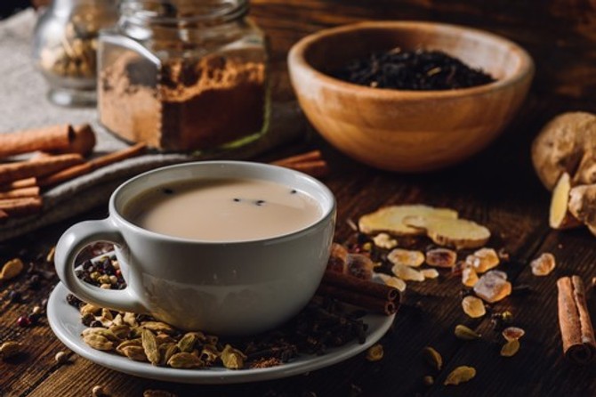 "Masala chai" je tradicionalni indijski začinjeni čaj koji pomaže disajnim putevima, ublažava zubobolju, uništava parazite