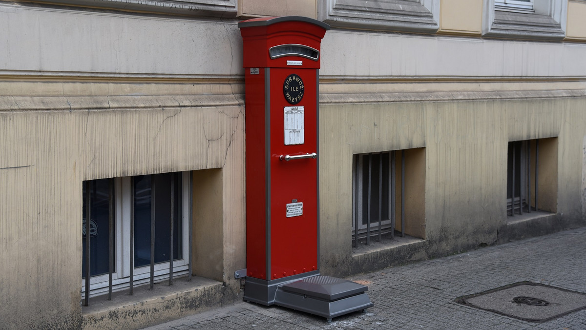 <strong>Jeden z poznańskich symboli - zabytkowa czerwona waga przez dziesiątki lat służyła mieszkańcom Poznania. Po ponad dwóch miesiącach renowacji, zabytkowy obiekt wrócił na swoje dawne miejsce na Alejach Marcinkowskiego.</strong>