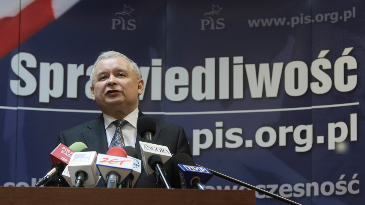 "Rzeczpospolita": W kolejnym wywiadzie po przegranych eurowyborach, Jarosław Kaczyński przekonuje, że wszystko jest w porządku, partia odniosła sukces i nie ma żadnego rozłamu. Dodaje jednak, że mogło być lepiej, a "przez świńskie tyłki odebrano nam pół punktu procentowego głosów" - mówi były premier.