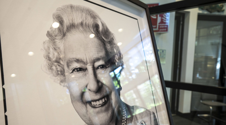 II. Erzsébet brit királynő portréja a budapesti brit nagykövetség épületében 2022. szeptember 9-én. II. Erzsébet brit királynő életének 97., uralkodásának 71. évében a skóciai Balmoral kastélyában 2022. szeptember 8-án elhunyt / Fotó: MTI/Szigetváry Zsolt