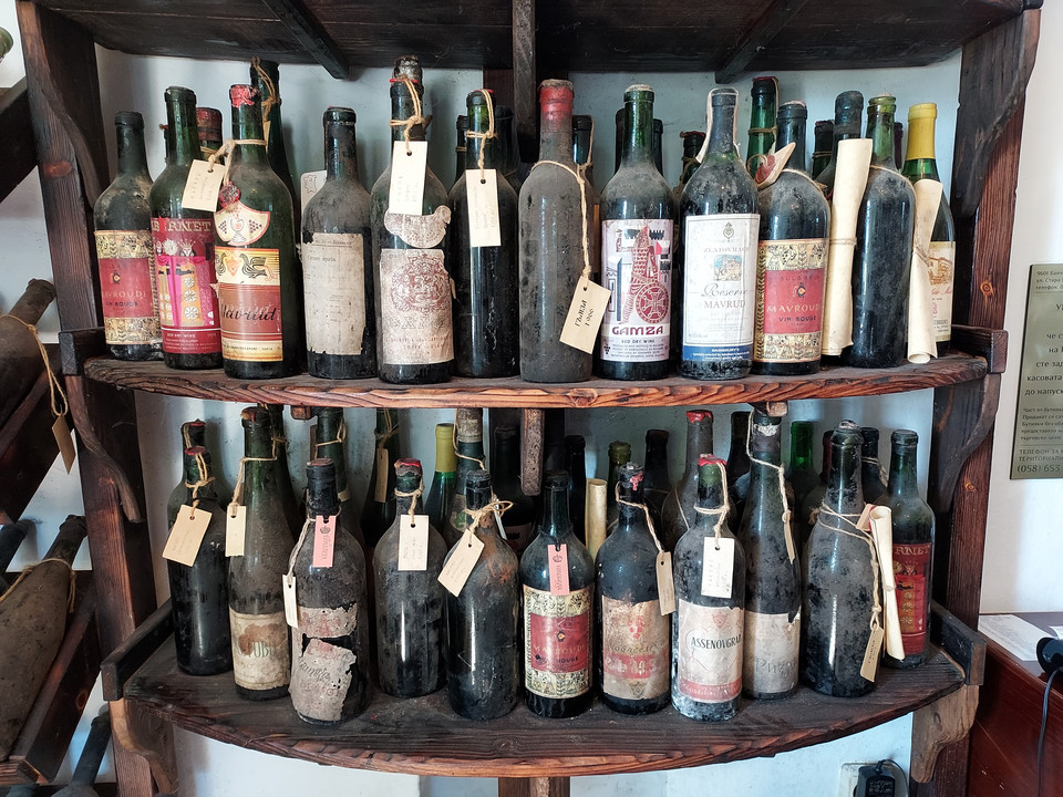 Kolekcja starych win w Winiarni Królewskiej w Bałcziku