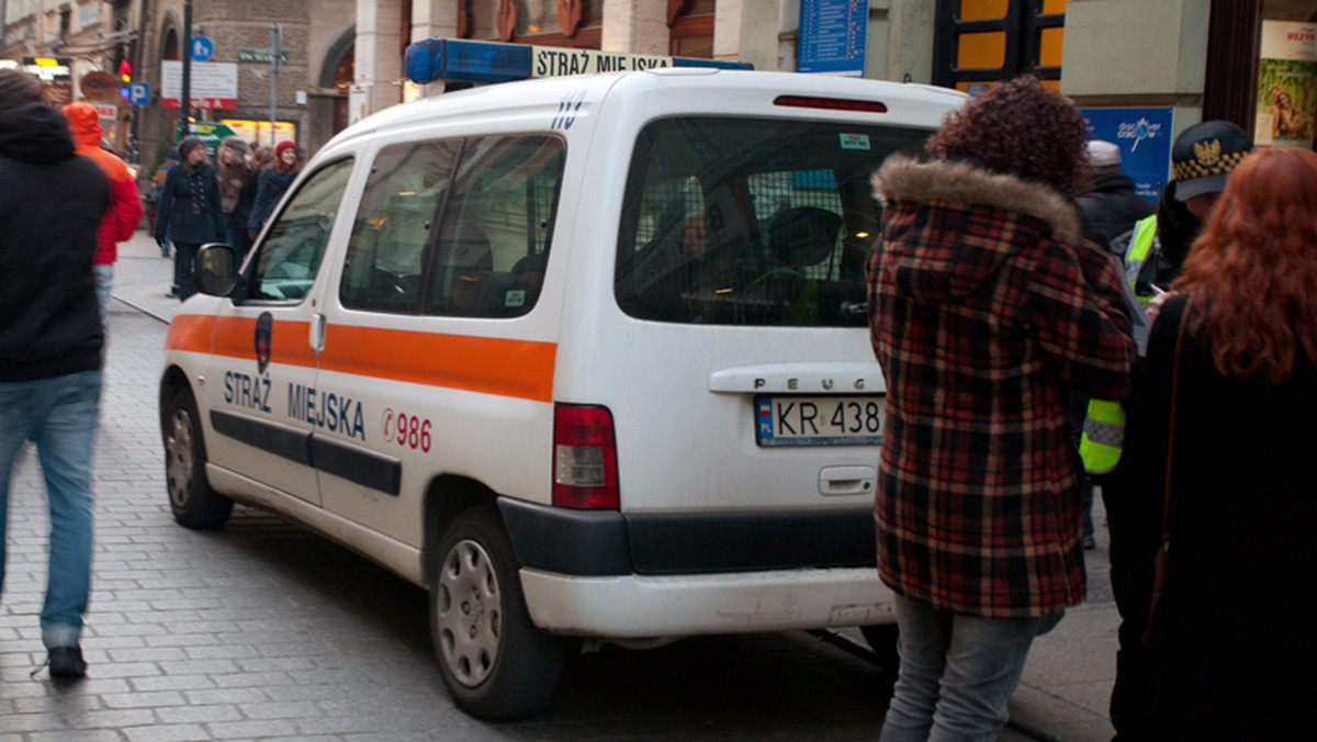 Strażnicy miejscy ujęli dwóch młodych mężczyzn, którzy ręcznym miotaczem gazu zaatakowali sześcioro warszawskich turystów zwiedzających krakowski Kazimierz. Agresorzy zostali przekazani wezwanym na miejsce policjantom.