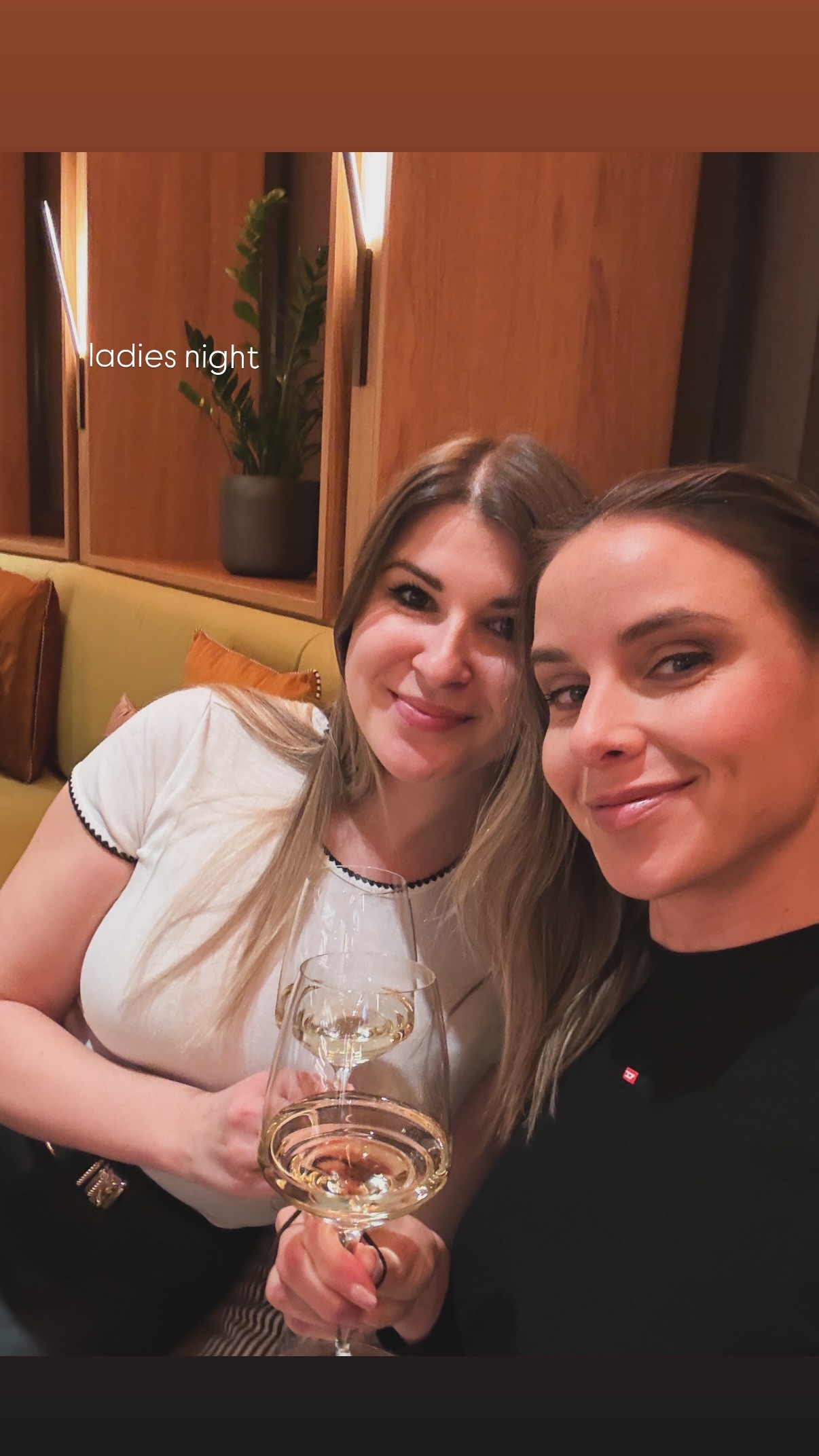 Nela Pocisková v spoločnosti kamarátky zamierila do Prahy na koncert britskej speváčky Raye. 