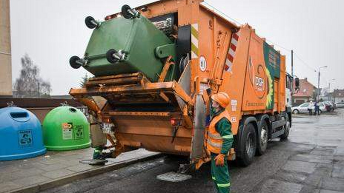 "Głos Pomorza": 13,70 zł miesięcznie od osoby za wywóz odpadów komunalnych zbieranych i odbieranych selektywnie oraz 19 zł miesięcznie od osoby za wywóz odpadów nieselekcjonowanych - proponuje prezydent Słupska.