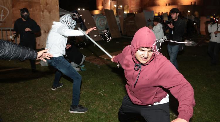 Palesztin-párti és Izrael-párti tüntetők csapnak össze május 1-jén a UCLA területén.