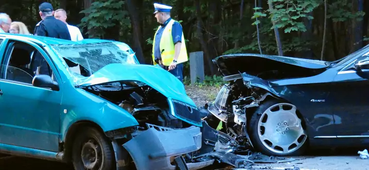 Czołowe zderzenie Maybacha ze Škodą Fabią pod Warszawą