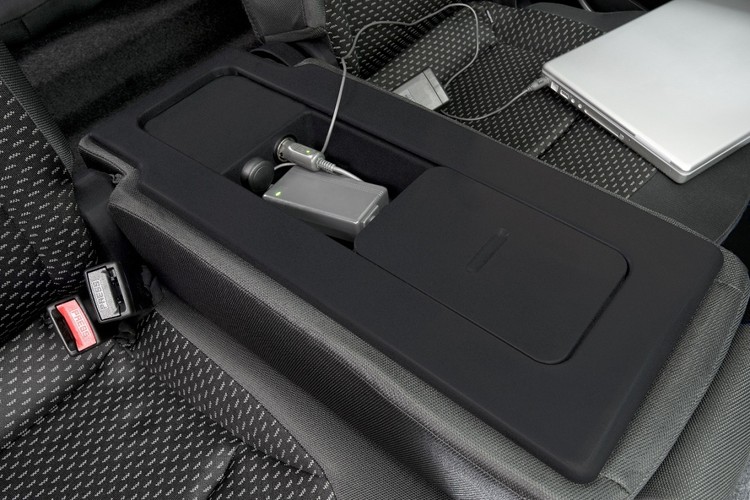 ...ale jeśli złapiemy po drodze jakichś autostopowiczów, także zmierzających na koncert, będą jak znalazł