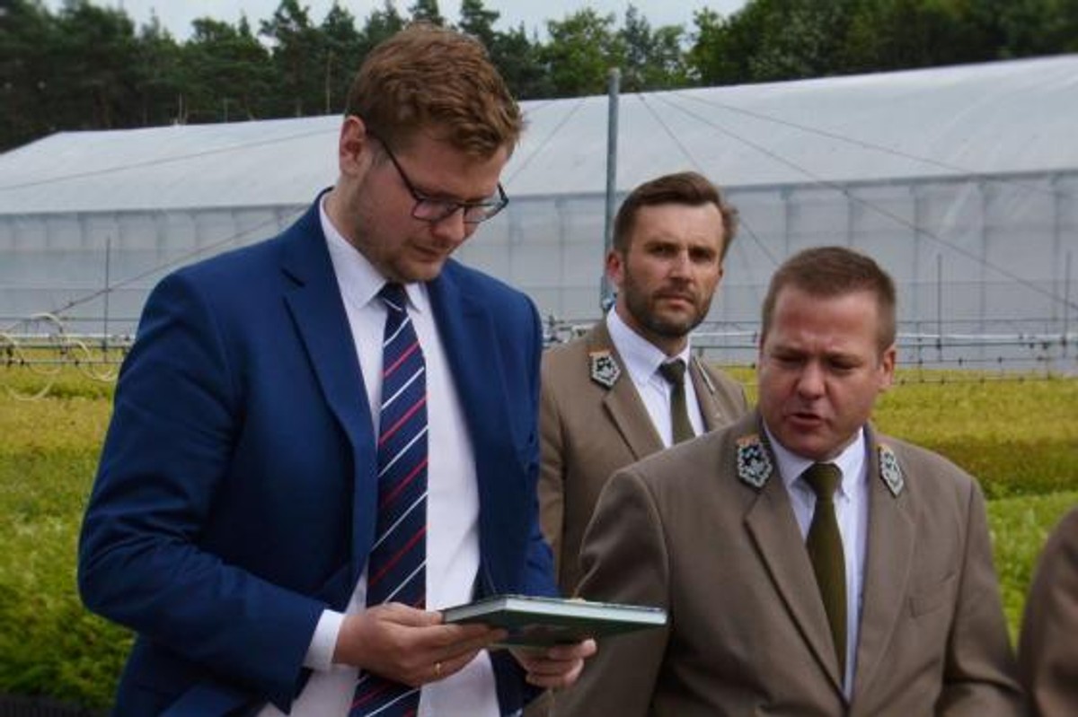 Były minister środowiska Michał Woś w otoczeniu leśników.