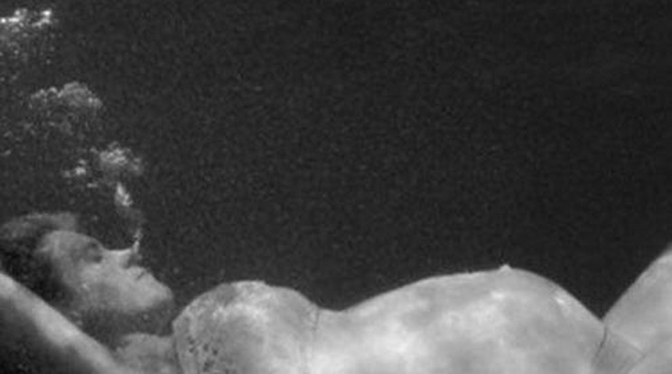 Szexi! Víz alatti képet posztolt a terhes szörfkirálnyő