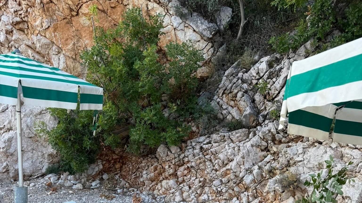 Na pláži Škrpun v chorvátskom meste Novi Vinodolski sa na lehátko zrútil obrovský kameň.