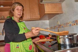 Dva dana pripremala gozbu za sina i njegovu porodicu, a onda je dobila rečenicu od snaje koja je razbesnela (Ilustracija)