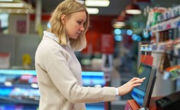 robisz zakupy przy kasie samoobsługowej? wydajesz 40 proc. więcej