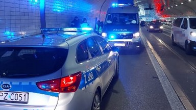 Szedł tunelem i wymachiwał bagnetami. Policjantom groził śmiercią