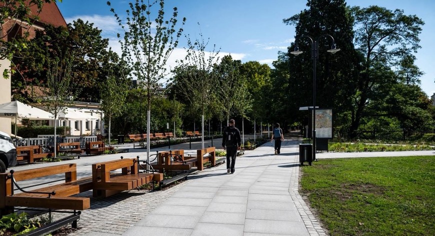 Skwer przy pomniku Chrobrego zmienił się w przyjazną przestrzeń dla pieszych i rowerzystów