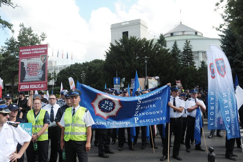 Strajk włoski w policji