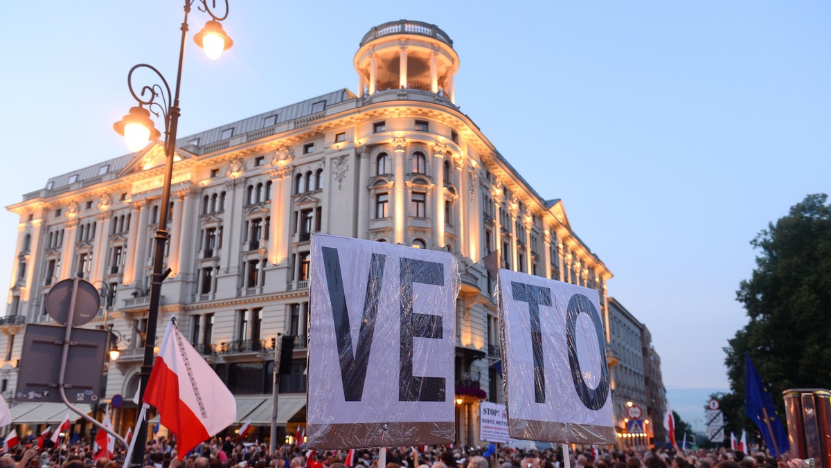 protestujący przed Pałacem Prezydenckim