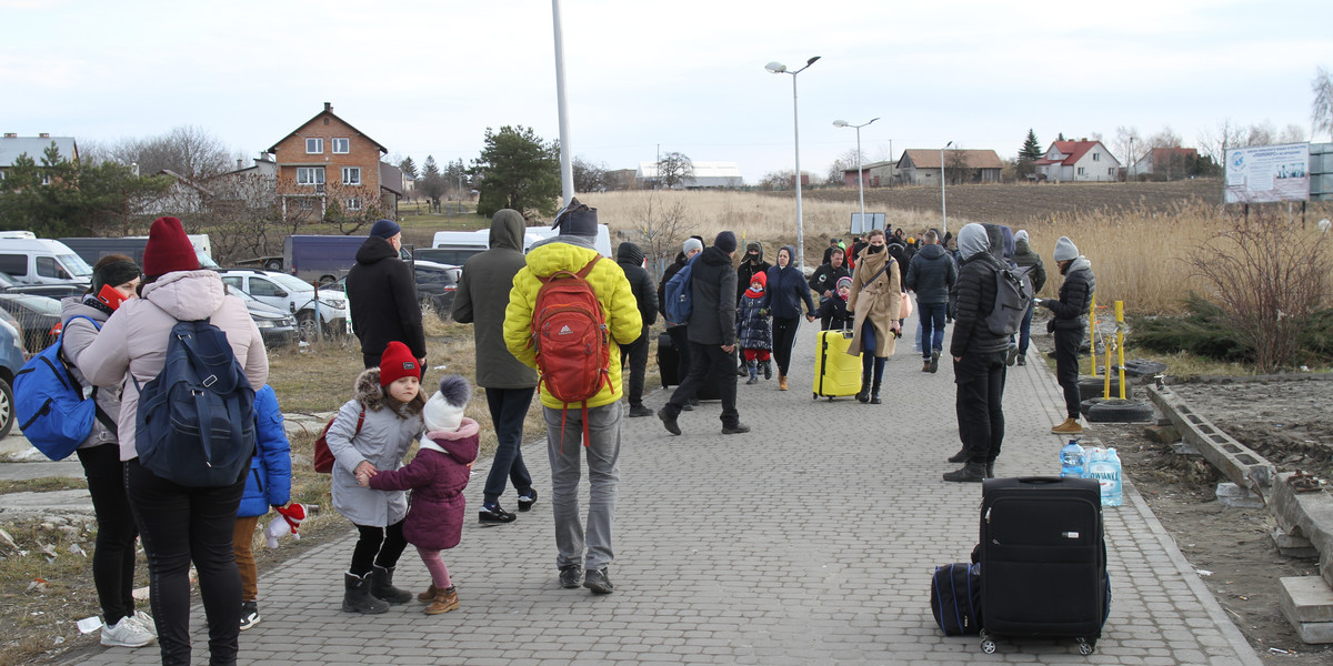 Tłumy uchodźców stoją na granicy. Chcą uciec z ogarniętej wojną Ukrainy. 