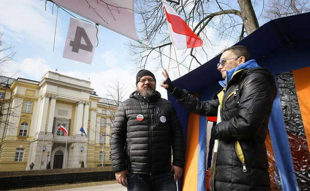 Zapał osłabł? KOD zwija namiot sprzed Kancelarii Premiera