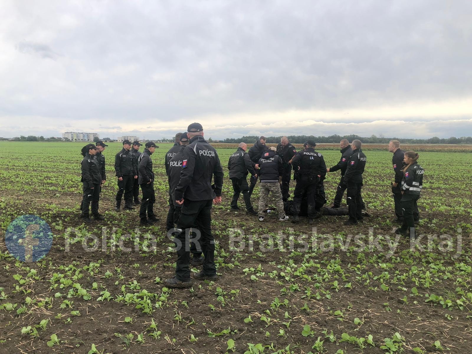   Polícii sa podarilo muža zadržať krátko po 11.30 h na poli medzi obcami Svätý Jur, Malý Raj a Slovenský Grob. 