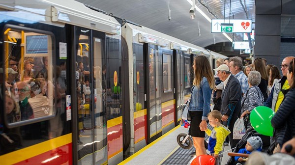 Czwarta linia metra będzie ważnym elementem systemu komunikacyjnego Warszawy. Połączy 9 dzielnic, pokona bariery komunikacyjne przecinające miasto, w tym linie kolejowe i arterie drogowe, stworzy dogodne węzły przesiadkowe – mówi Rafał Trzaskowski.