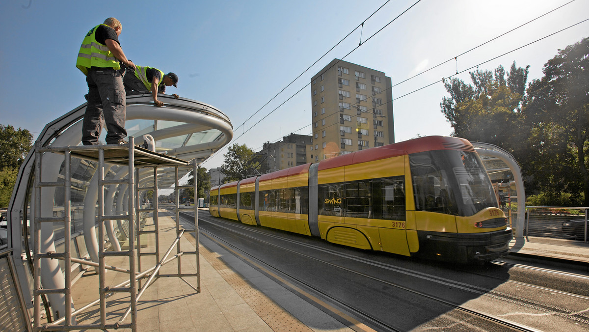 Od poniedziałku, 10 października, czynny będzie przystanek tramwajowo-autobusowy w kierunku Woli w al. Solidarności, przy pl. Bankowym. Pozostałe do wykonania prace będą prowadzone w godzinach nocnych - poinformował Urząd Miasta Stołecznego Warszawy.