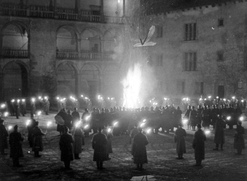 Obchodom święta przesilenia w grudniu 1939 roku towarzyszyło min. rozpalenie ogniska na zamkowym dziedzińcu.