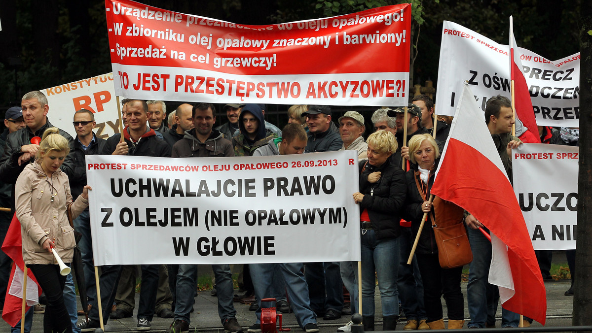 W czwartek ponad stu przedstawicieli firm dystrybuujących olej opałowy protestowało w Warszawie przeciwko polityce fiskalnej rządu. Postulowali również utworzenie centralnego rejestru odbiorców oleju, który pozwoliłby m.in. zlikwidować szarą strefę.