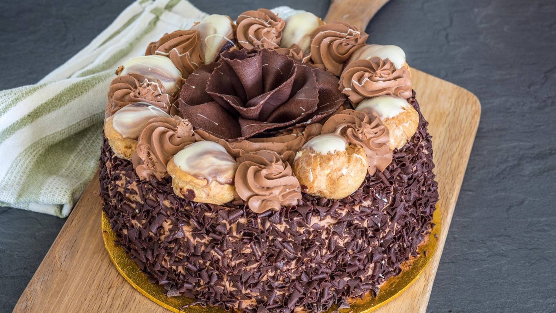 Profiterole torta - ukus koji će osvojiti i one koji misle da nema ništa bolje od poznatih krofnica