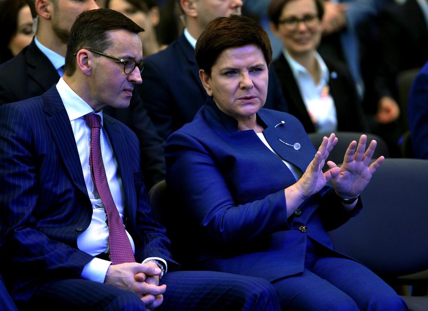 Tak rosły nagrody ministrów Szydło